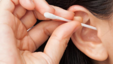 Apakah Korek Kuping Membatalkan Puasa?