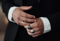 Arti cincin di jari pria dan maknanya lengkap dibahas VUE.ID. Ketahui tanda cincin di jari sesuai karakter dan filosofi pemakaiannya.