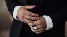 Arti cincin di jari pria dan maknanya lengkap dibahas VUE.ID. Ketahui tanda cincin di jari sesuai karakter dan filosofi pemakaiannya.