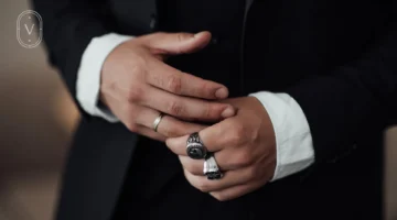 Arti cincin di jari pria dan maknanya lengkap dibahas VUE.ID. Ketahui tanda cincin di jari sesuai karakter dan filosofi pemakaiannya.