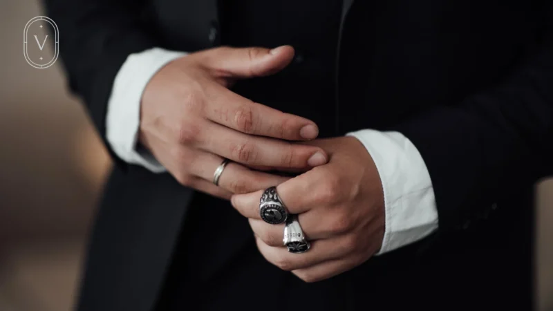 Arti cincin di jari pria dan maknanya lengkap dibahas VUE.ID. Ketahui tanda cincin di jari sesuai karakter dan filosofi pemakaiannya.