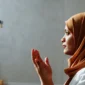 Kumpulan tiga doa yang dianjurkan dibaca setiap malam di bulan Ramadhan untuk mohon ampunan, bertemu Lailatul Qadar, dan agar amal diterima.