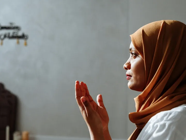 Kumpulan tiga doa yang dianjurkan dibaca setiap malam di bulan Ramadhan untuk mohon ampunan, bertemu Lailatul Qadar, dan agar amal diterima.