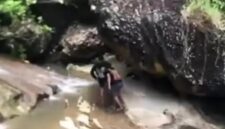 Viral sejoli digerebek warga di Air Terjun Coban Kromo Tulungagung saat Ramadan. Polisi menyebut kasus diselesaikan secara kekeluargaan.