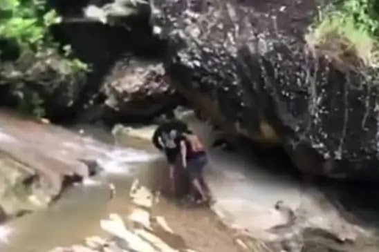 Viral sejoli digerebek warga di Air Terjun Coban Kromo Tulungagung saat Ramadan. Polisi menyebut kasus diselesaikan secara kekeluargaan.