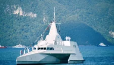 KRI Golok 688 kapal perang siluman buatan Indonesia adu kemampuan dengan pesawat B737 TNI AU dalam latihan pengamanan wilayah perbatasan.