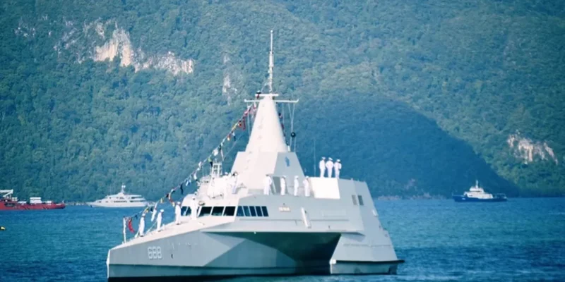 KRI Golok 688 kapal perang siluman buatan Indonesia adu kemampuan dengan pesawat B737 TNI AU dalam latihan pengamanan wilayah perbatasan.