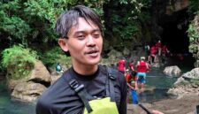 Siapa Yuyu Muti Ali? Ini biodata lengkap pemandu wisata Pangandaran beserta kisah hidup inspiratifnya dari nol hingga sukses.