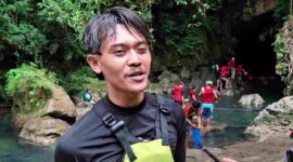 Siapa Yuyu Muti Ali? Ini biodata lengkap pemandu wisata Pangandaran beserta kisah hidup inspiratifnya dari nol hingga sukses.