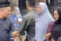 Video Dea Store Meulaboh terbaru menunjukkan karyawati dan bos digiring Polisi Syariah Aceh, meski sebelumnya diklaim selesai kekeluargaan.