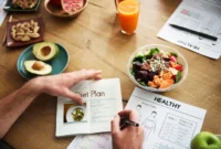 Cara sederhana menghitung kebutuhan kalori harian agar berat badan ideal dan tubuh tetap sehat dengan panduan mudah dipahami.