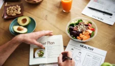 Cara sederhana menghitung kebutuhan kalori harian agar berat badan ideal dan tubuh tetap sehat dengan panduan mudah dipahami.