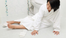 Kenapa Orang Jatuh di Kamar Mandi Bisa Stroke dan Hingga Kematian