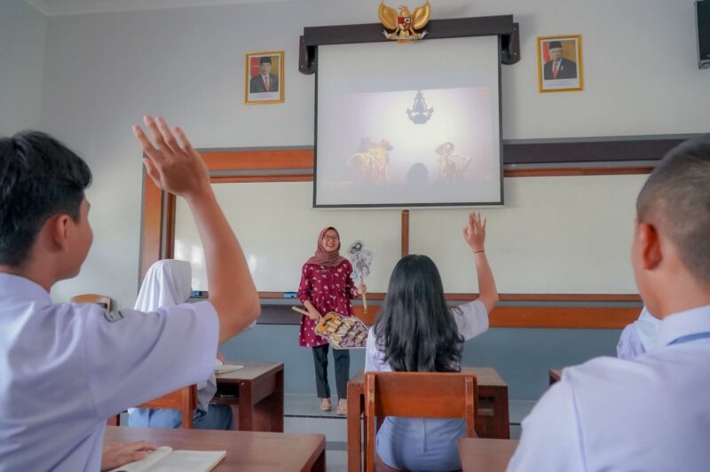 Mengapa Ada Perbedaab Reaksi dari Murid Terhadap Beragam Kata yang Diucapkan Guru