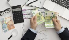 Strategi PT Maju Bersama ajukan pinjaman dan tarik investor. Simak pentingnya laporan keuangan dan peran staf keuangan.