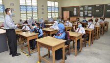 dalam situasi kelas yang dinamis, mana yang lebih menjaga ketertiban atau mendorong diskusi yang aktif