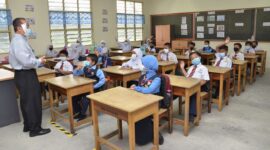 dalam situasi kelas yang dinamis, mana yang lebih menjaga ketertiban atau mendorong diskusi yang aktif