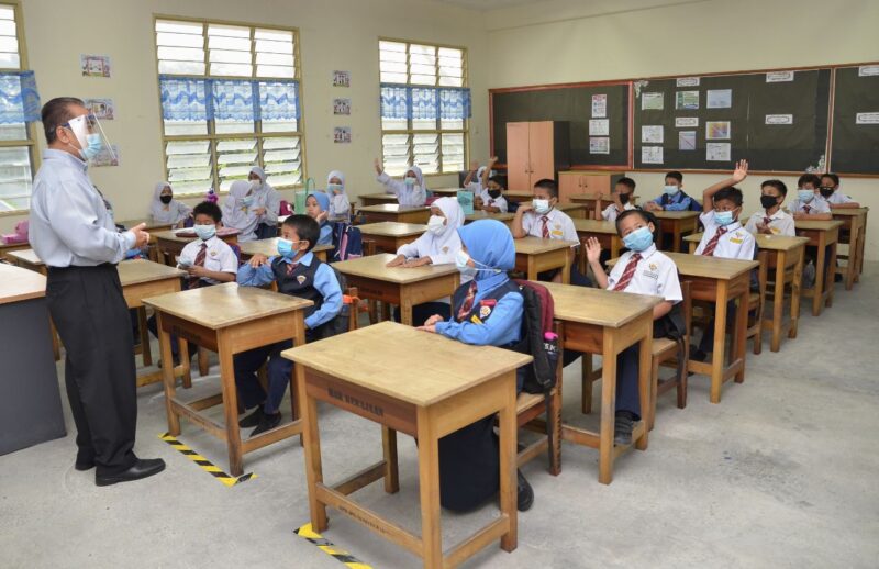 dalam situasi kelas yang dinamis, mana yang lebih menjaga ketertiban atau mendorong diskusi yang aktif