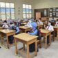 dalam situasi kelas yang dinamis, mana yang lebih menjaga ketertiban atau mendorong diskusi yang aktif