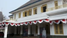 Mengapa Laksamana Muda Tadashi Maeda mengizinkan kediamannya dijadikan tempat pertemuan dan perumusan naskah proklamasi