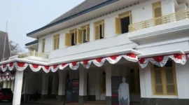 Mengapa Laksamana Muda Tadashi Maeda mengizinkan kediamannya dijadikan tempat pertemuan dan perumusan naskah proklamasi