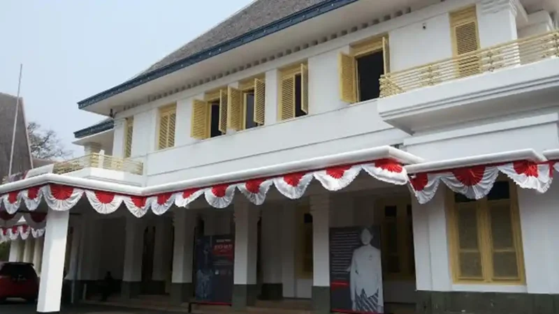 Mengapa Laksamana Muda Tadashi Maeda mengizinkan kediamannya dijadikan tempat pertemuan dan perumusan naskah proklamasi