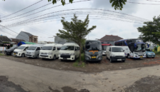 Sewa Hiace Cirebon terpercaya untuk wisata religi, kuliner, antar kota, dan perjalanan bisnis dengan armada lengkap dan driver profesional.