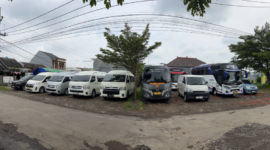 Sewa Hiace Cirebon terpercaya untuk wisata religi, kuliner, antar kota, dan perjalanan bisnis dengan armada lengkap dan driver profesional.
