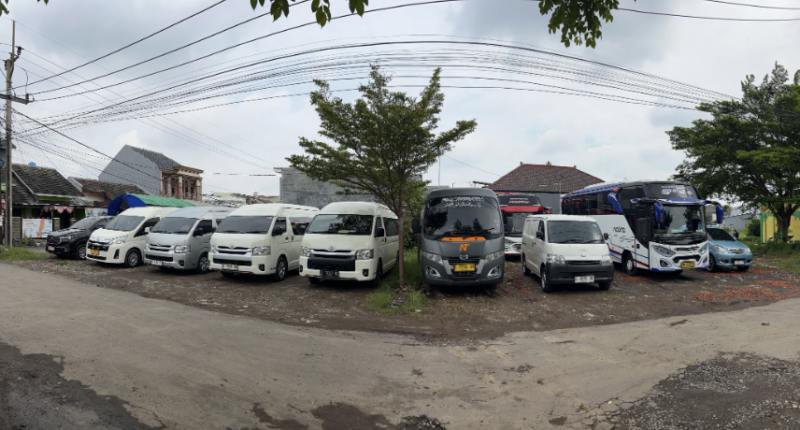 Sewa Hiace Cirebon terpercaya untuk wisata religi, kuliner, antar kota, dan perjalanan bisnis dengan armada lengkap dan driver profesional.