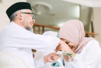 Sebutkan 10 Cara Berbakti kepada Orang Tua yang Bisa Ananda Lakukan