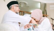 Sebutkan 10 Cara Berbakti kepada Orang Tua yang Bisa Ananda Lakukan