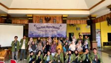 Mahasiswa UPN Veteran Jawa Timur sosialisasikan inovasi pengolahan limbah perikanan di Desa Segorotambak untuk dukung SDG 4 dan SDG 8.