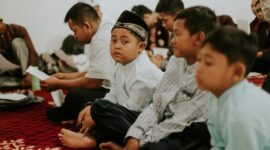BAGAIMANA CARA MENUMBUHKAN PERILAKU DISIPLIN DAN SALING MENGHARGAI DALAM MENJALANKAN IBADAH PADA DIRI SESEORANG?