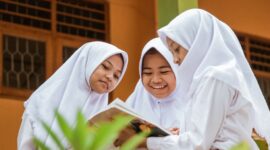 Bagaimana cara memberikan dorongan kepada teman kita untuk beramal baik dan menjauhi amal yang buruk