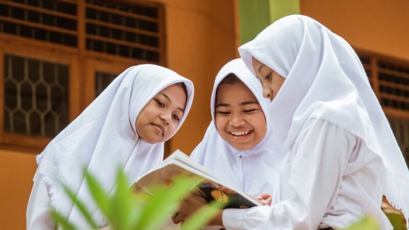 Bagaimana cara memberikan dorongan kepada teman kita untuk beramal baik dan menjauhi amal yang buruk