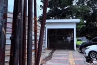 Viral garasi di atas trotoar Bandung dibongkar Satpol PP. Pemiliknya ternyata Ketua RW dan mengakui kesalahannya.