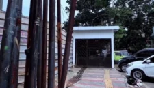Viral garasi di atas trotoar Bandung dibongkar Satpol PP. Pemiliknya ternyata Ketua RW dan mengakui kesalahannya.