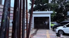 Viral garasi di atas trotoar Bandung dibongkar Satpol PP. Pemiliknya ternyata Ketua RW dan mengakui kesalahannya.