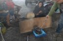 Mahasiswa UPN Veteran Jatim ubah limbah plastik dan cangkang kerang menjadi eco paving block serta mie kaya kalsium di Desa Segorotambak.