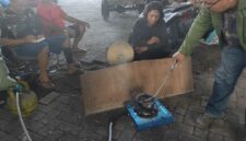 Mahasiswa UPN Veteran Jatim ubah limbah plastik dan cangkang kerang menjadi eco paving block serta mie kaya kalsium di Desa Segorotambak.
