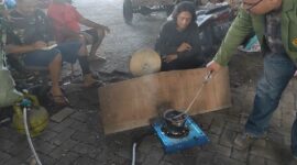 Mahasiswa UPN Veteran Jatim ubah limbah plastik dan cangkang kerang menjadi eco paving block serta mie kaya kalsium di Desa Segorotambak.