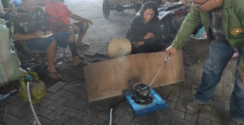 Mahasiswa UPN Veteran Jatim ubah limbah plastik dan cangkang kerang menjadi eco paving block serta mie kaya kalsium di Desa Segorotambak.