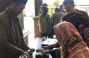 Warga Segorotambak Berebut Lihat Inovasi Mahasiswa UPN Jatim, Sampah Plastik Kini Jadi Paving Block