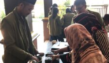 Warga Segorotambak Berebut Lihat Inovasi Mahasiswa UPN Jatim, Sampah Plastik Kini Jadi Paving Block