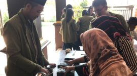 Warga Segorotambak Berebut Lihat Inovasi Mahasiswa UPN Jatim, Sampah Plastik Kini Jadi Paving Block