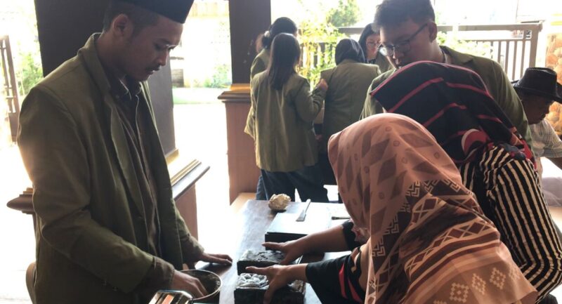 Warga Segorotambak Berebut Lihat Inovasi Mahasiswa UPN Jatim, Sampah Plastik Kini Jadi Paving Block