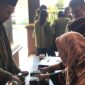 Warga Segorotambak Berebut Lihat Inovasi Mahasiswa UPN Jatim, Sampah Plastik Kini Jadi Paving Block
