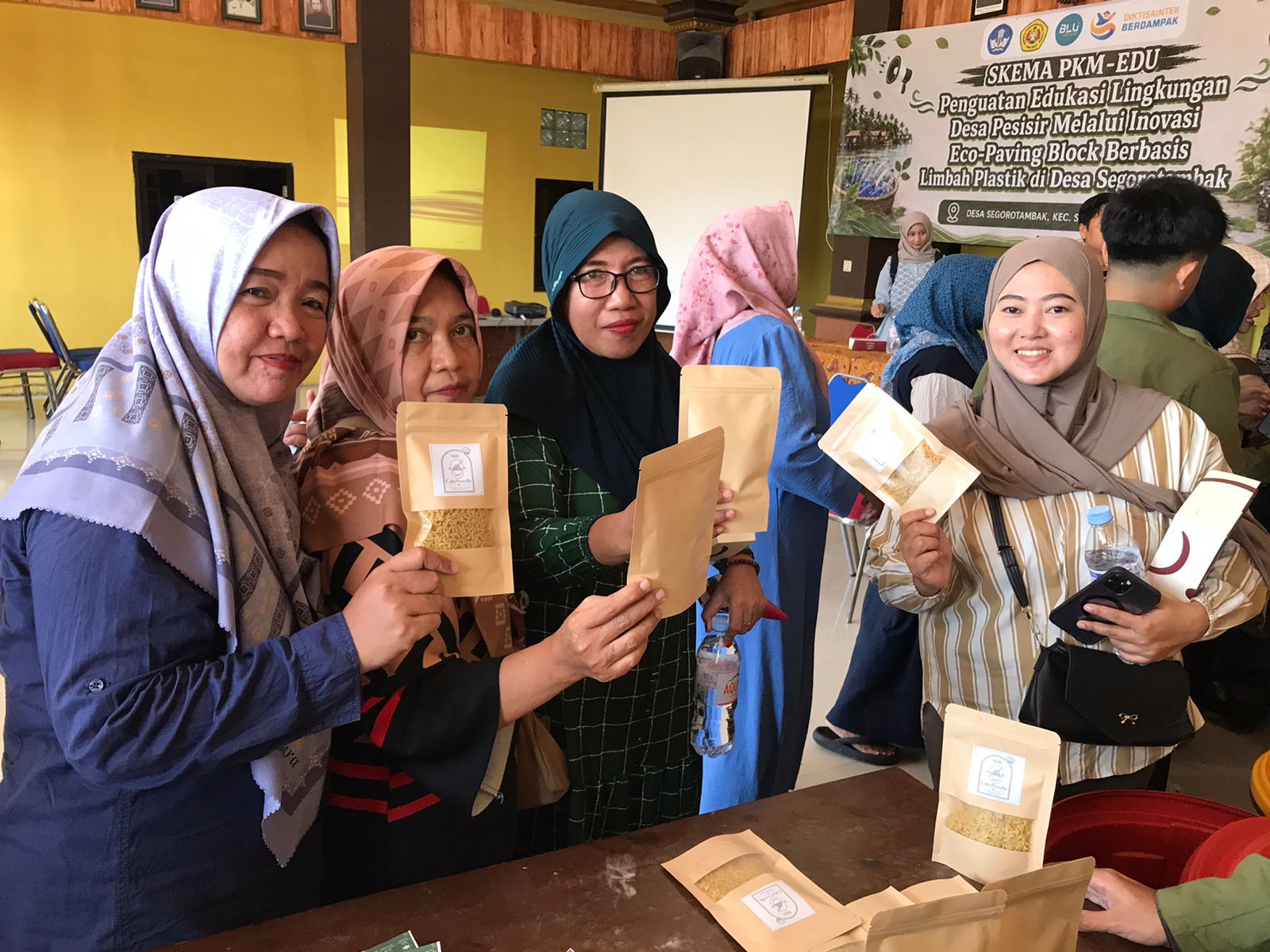Mahasiswa MBKM UPN Veteran Jawa Timur Kembangkan Eco Paving Block dan Mie Fortifikasi Kalsium di Desa Segorotambak
