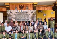 Mahasiswa UPN Veteran Jatim Perkuat Edukasi Lingkungan di Segorotambak, Limbah Plastik Disulap Jadi Eco Paving Block untuk Dukung SDGs