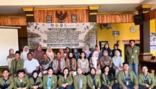 Mahasiswa UPN Veteran Jatim Perkuat Edukasi Lingkungan di Segorotambak, Limbah Plastik Disulap Jadi Eco Paving Block untuk Dukung SDGs